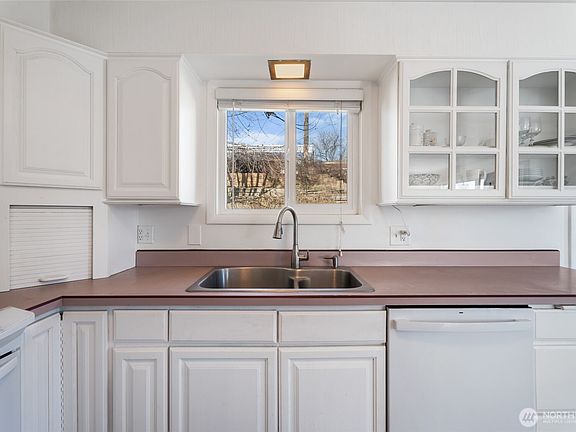 5th image of 231 SE Valley Dr