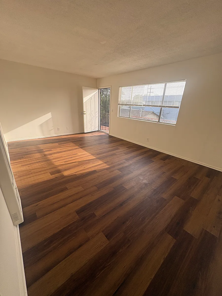Building Photo - 533 Hyde Park Pl #3