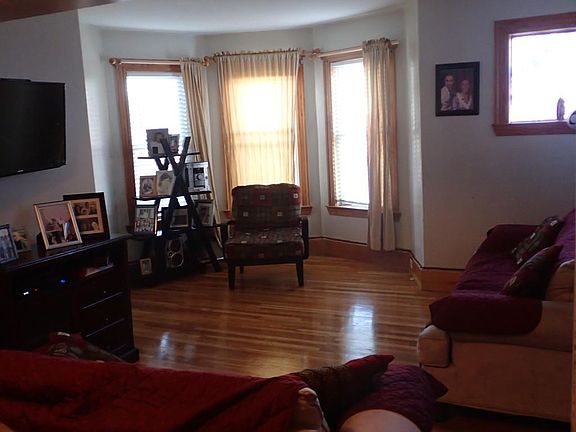 5th image of 422 Bowdoin St