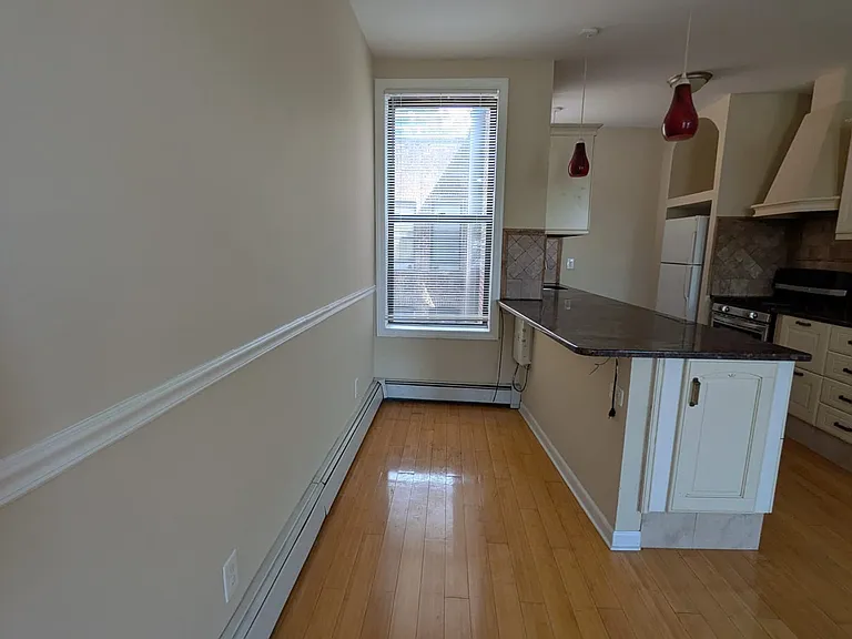 998 Broadway #4 — Photo 2