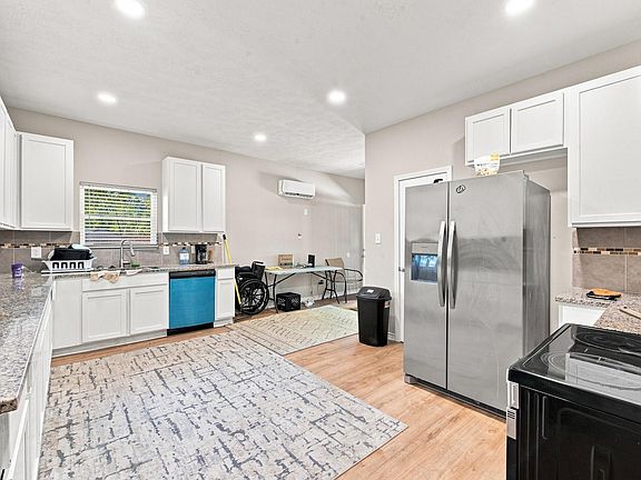 3rd image of 808 N Washington Ave