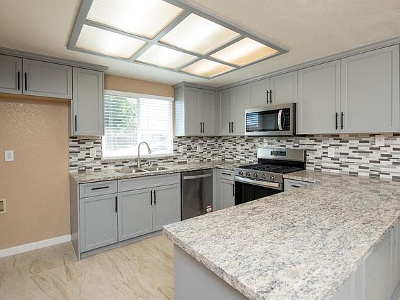 5th image of 1621 Davis St