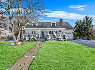 83 Center St, Ronkonkoma, NY 11779
