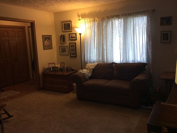 4th image of 223 Plum Creek Ln