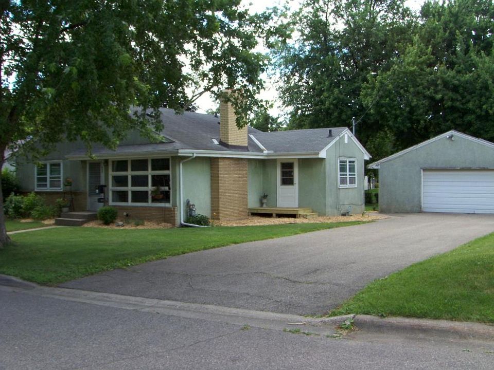 1st image of 925 18th Ave N
