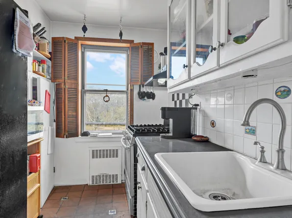 800 Grand Concourse image 12 of 19