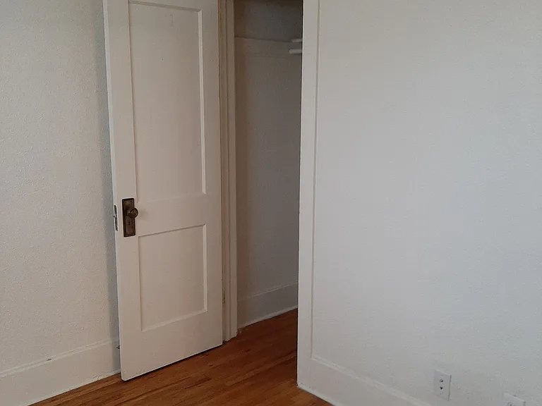 College Housing - 4 bedrooms — Photo 31
