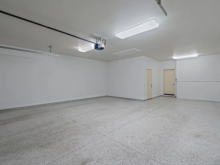470 W Peck St — Photo 16