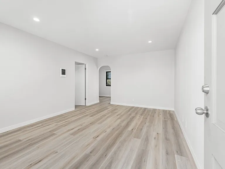 Hillcrest Great Renovated One Bedroom Apartment. — Photo 2