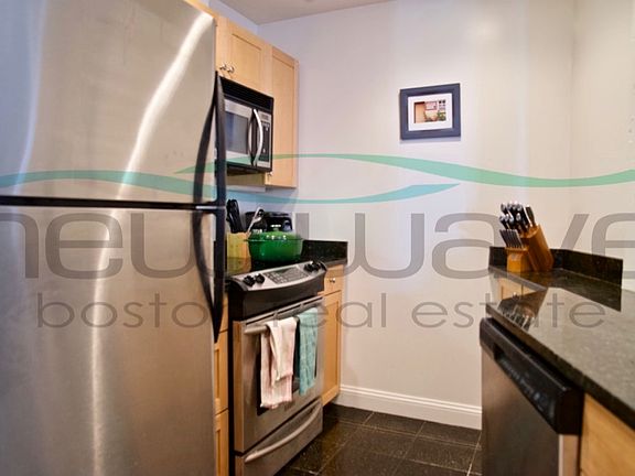 5th image of 102 Queensberry St #17