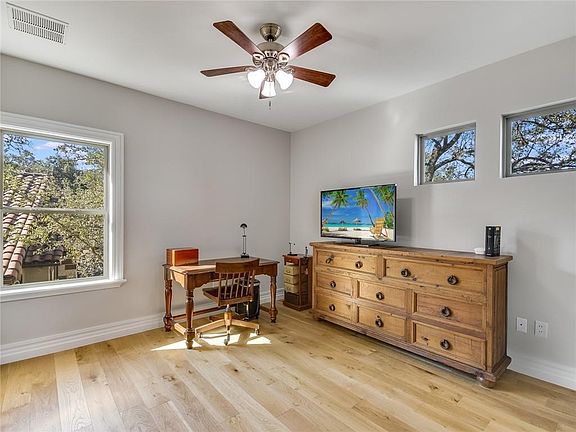 3rd image of 6 Chandon Ln