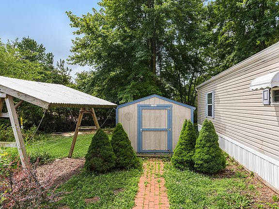 4th image of 61 Woodcrest Dr