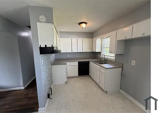 4406 Clarene Dr — Photo 3