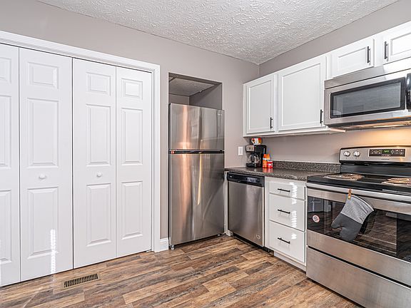 5th image of 310 Emerald Dr