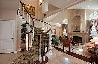 5 bed, 3.5 bath, 3467 sqft, $9,450 — Photo 2