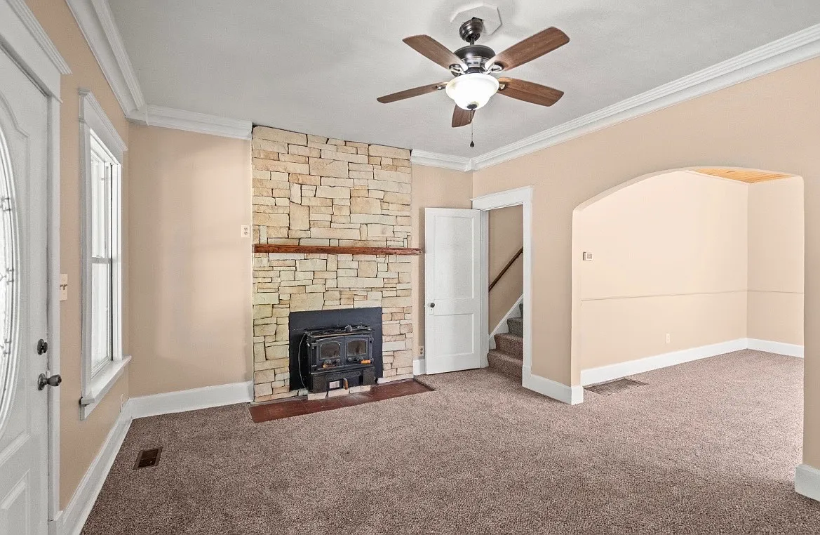 2742 Latonia Ave — Photo 4