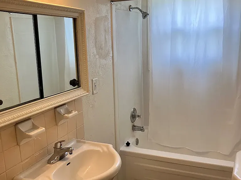 802 N Riley Ave — Photo 16