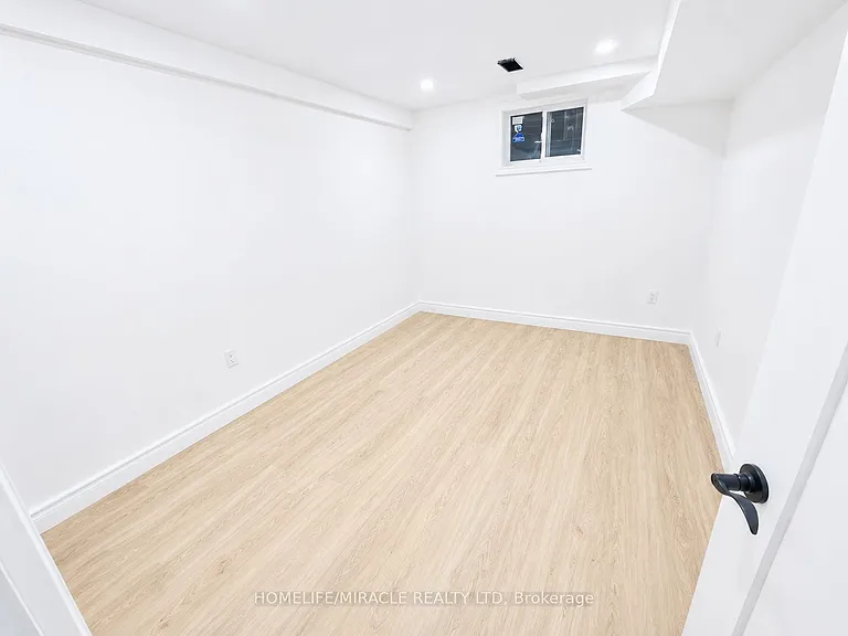 58 S Deanscroft Sq — Photo 8
