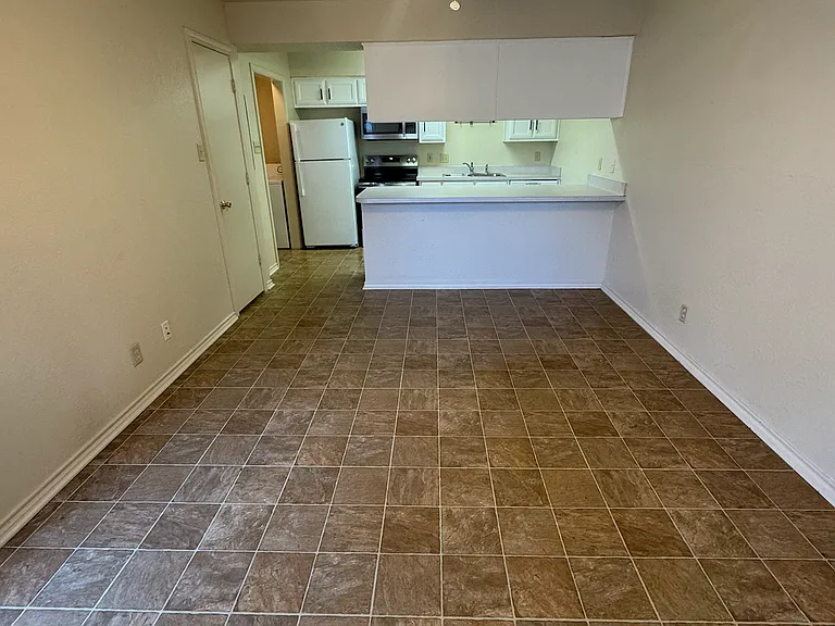 927 W Chestnut St #B — Photo 7