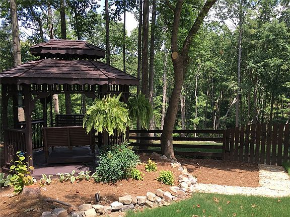 3rd image of 542 Wintergreen Way