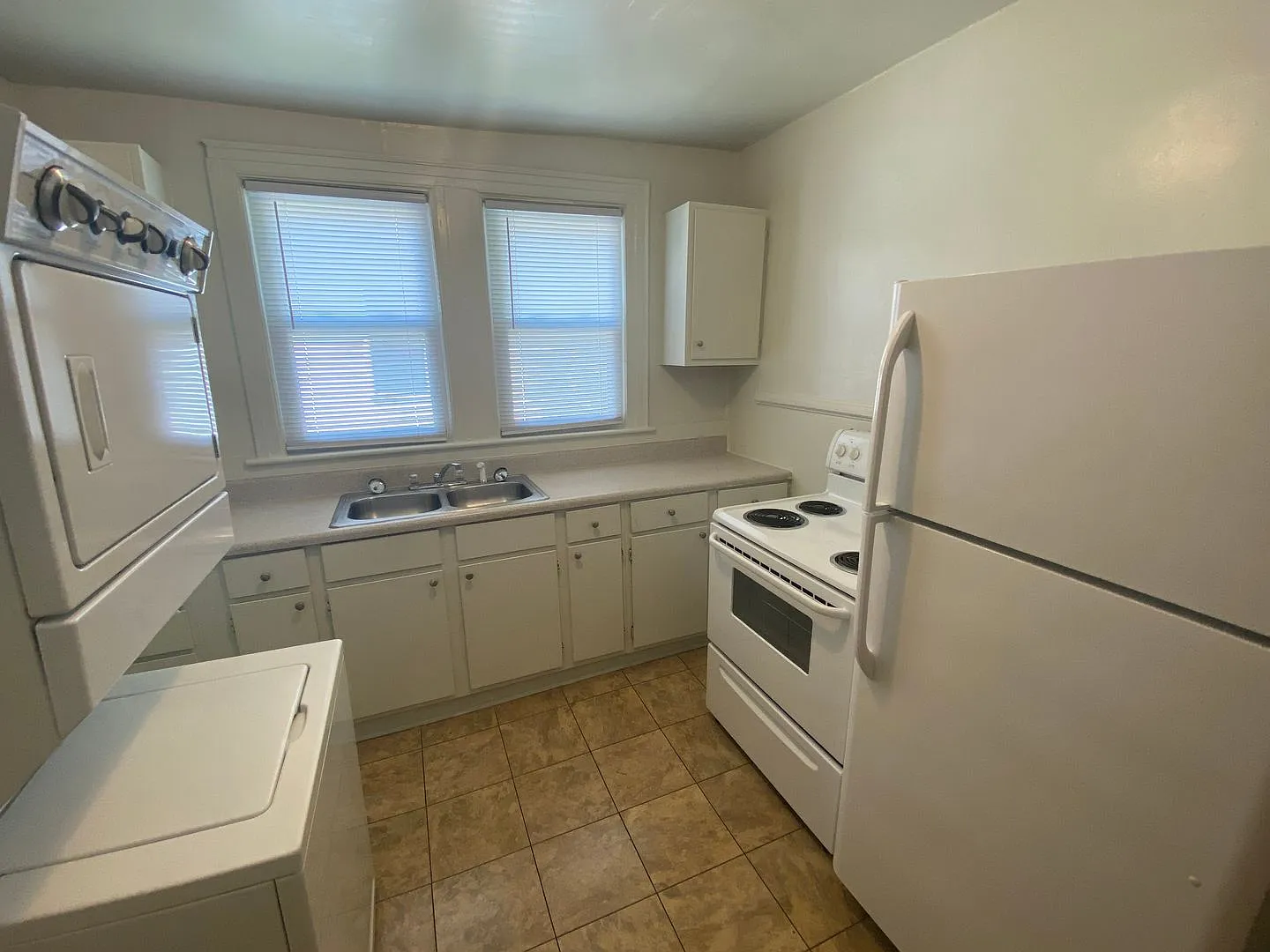 Adorable 1 Bedroom Duplex Near Duke - W&D / Fenced Yd — Photo 1
