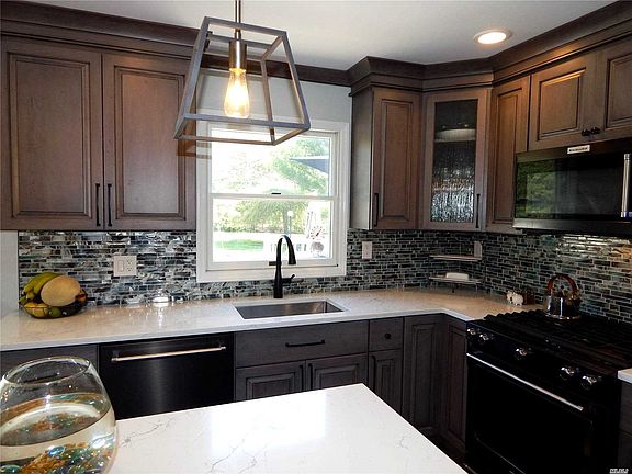 4th image of 37 Cheryl Dr