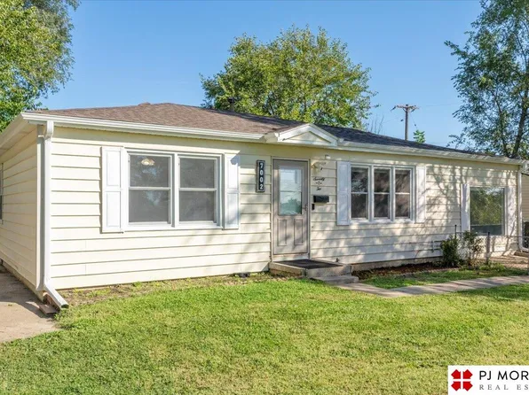 7002 Edna St, La Vista, NE 68128