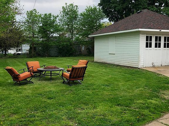 Huge fenced yard, perfect for outdoor enjoyment!
