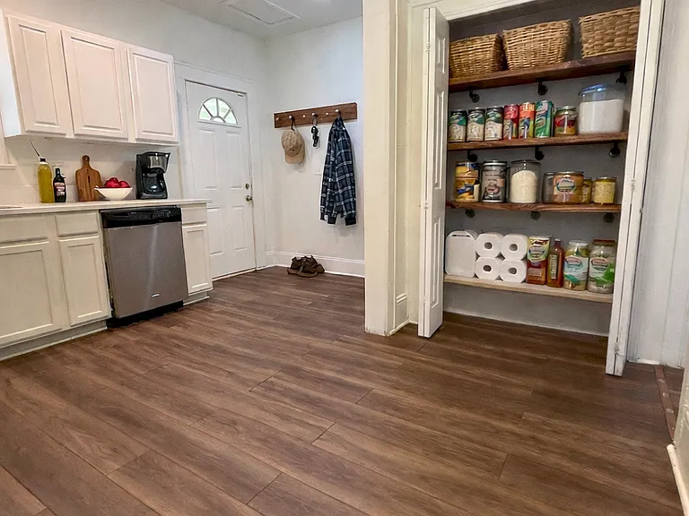 2526 Phyllis St — Photo 5