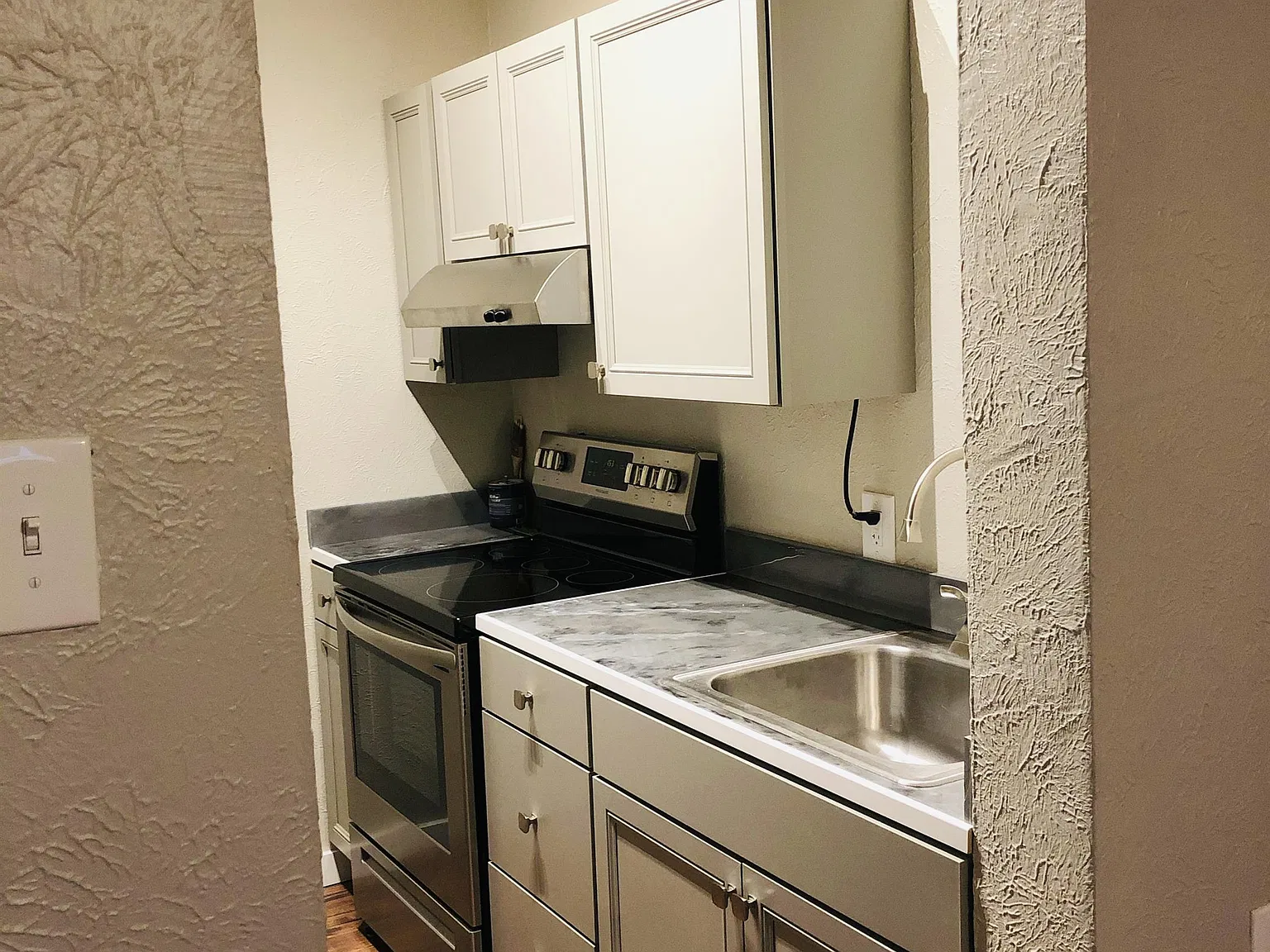 201 W Main (Florence Hotel Apartments) - 1 — Photo 4
