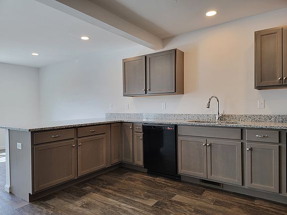 5th image of 121 Robert Cir #L-0033