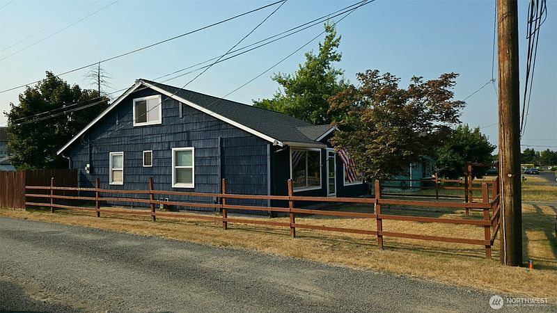 5th image of 821 Marsh Avenue