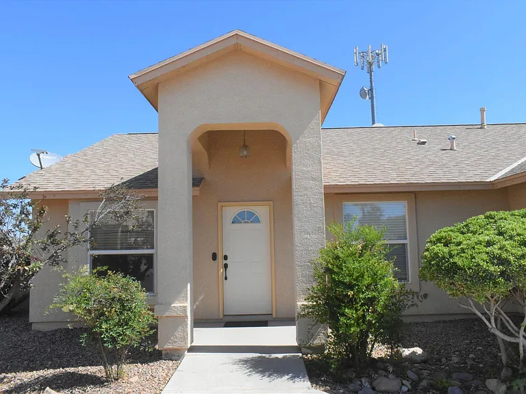 1506 S Pheasant Ln — Photo 3