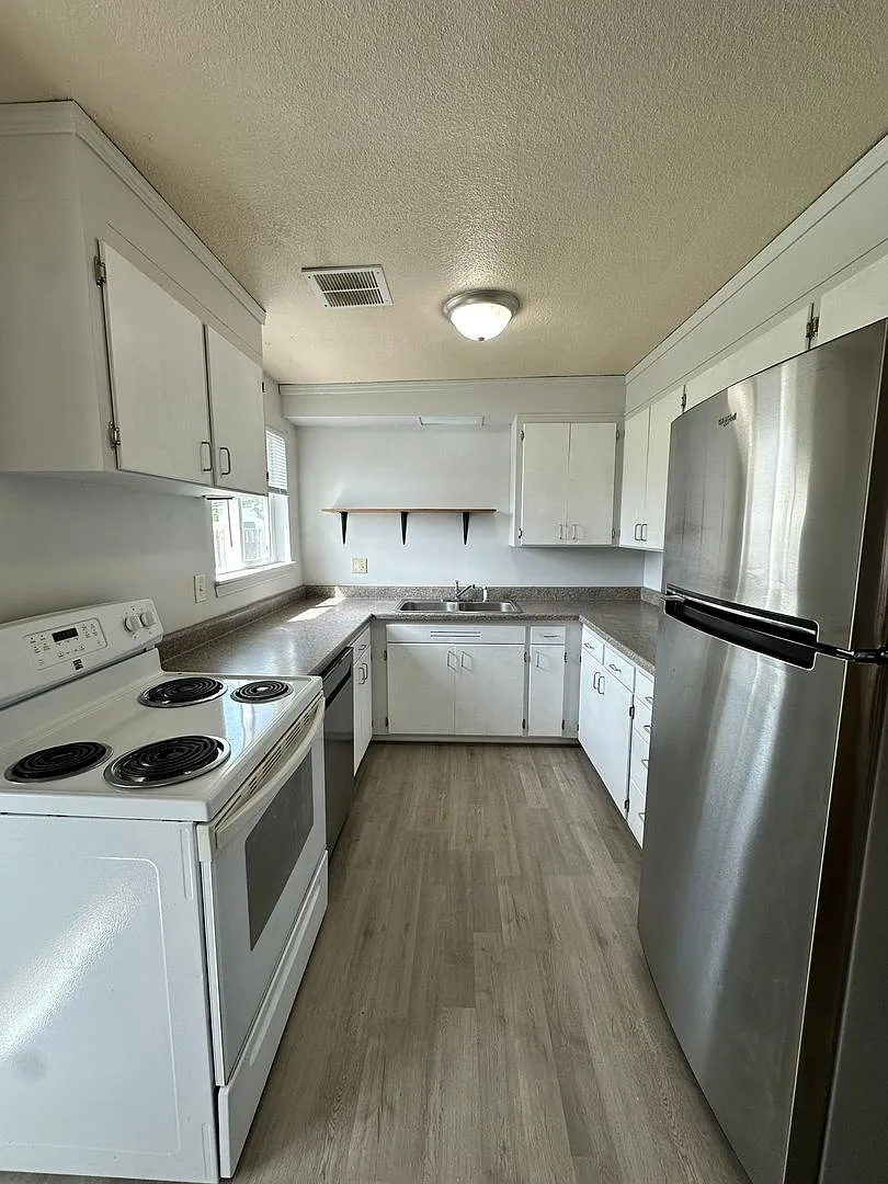 ** 3-Bedroom ~ Upgraded ~ House for Rent in Sought After East Wenatchee ** — Photo 3