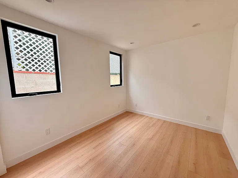 2705 Benedict St — Photo 14