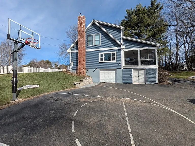 925 Portsmouth Ave — Photo 4