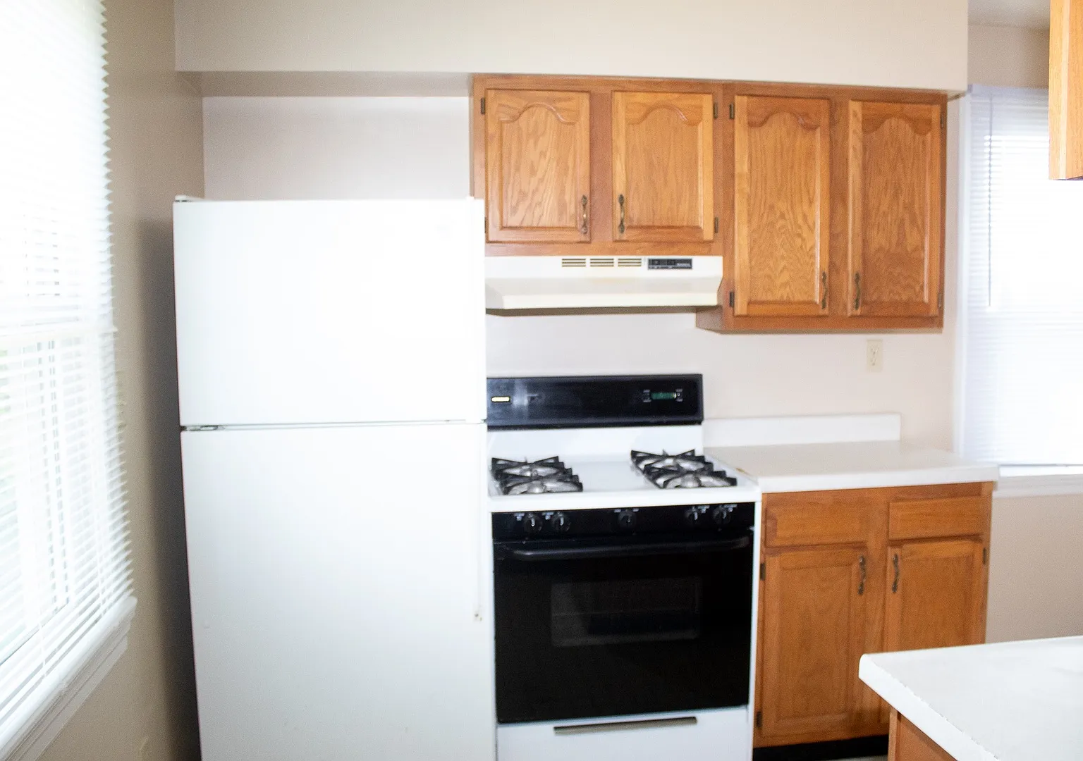 3 bedroom and 1 bathroom house located within minutes of campus! — Photo 2