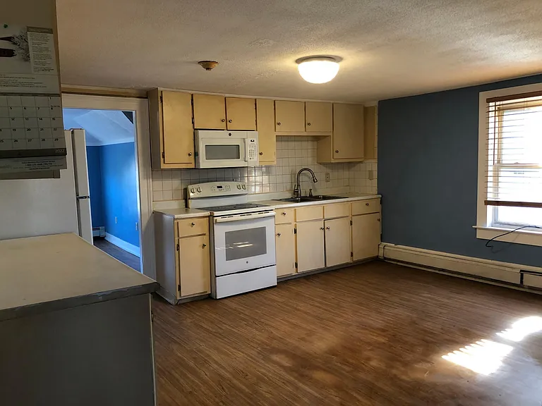 569 Winthrop St #3 — Photo 5