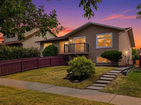 1387 E Berkley Dr NW, Calgary, AB T3K 1T5