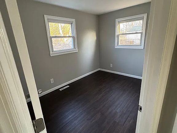 4th image of 4 Coville Dr