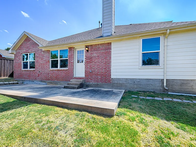 1404 Carriage Ln — Photo 31