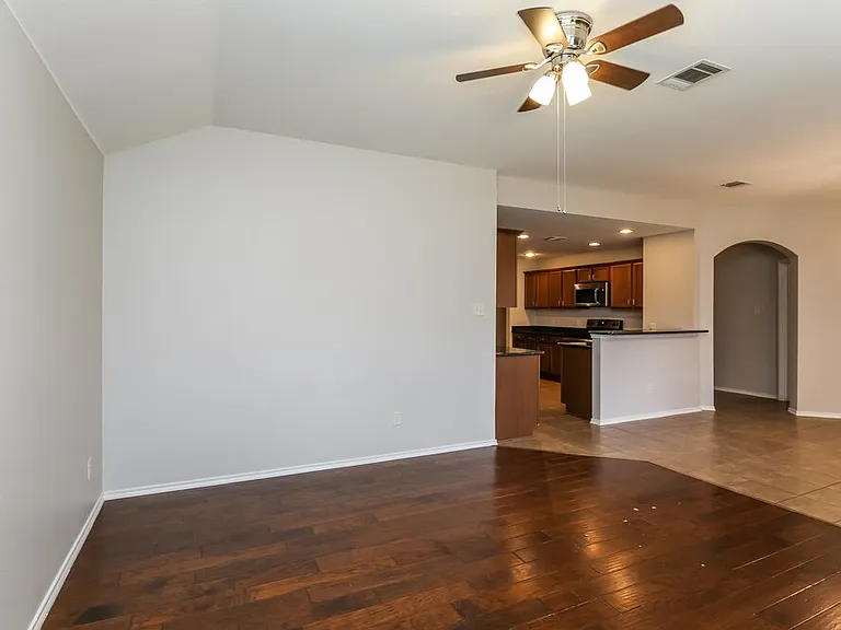 2116 Meadow View Dr — Photo 4
