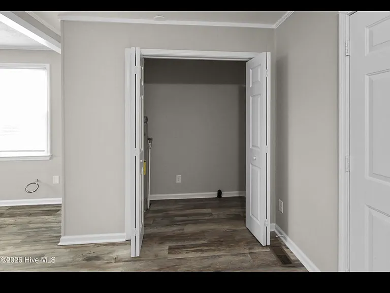 300 Starling St — Photo 6