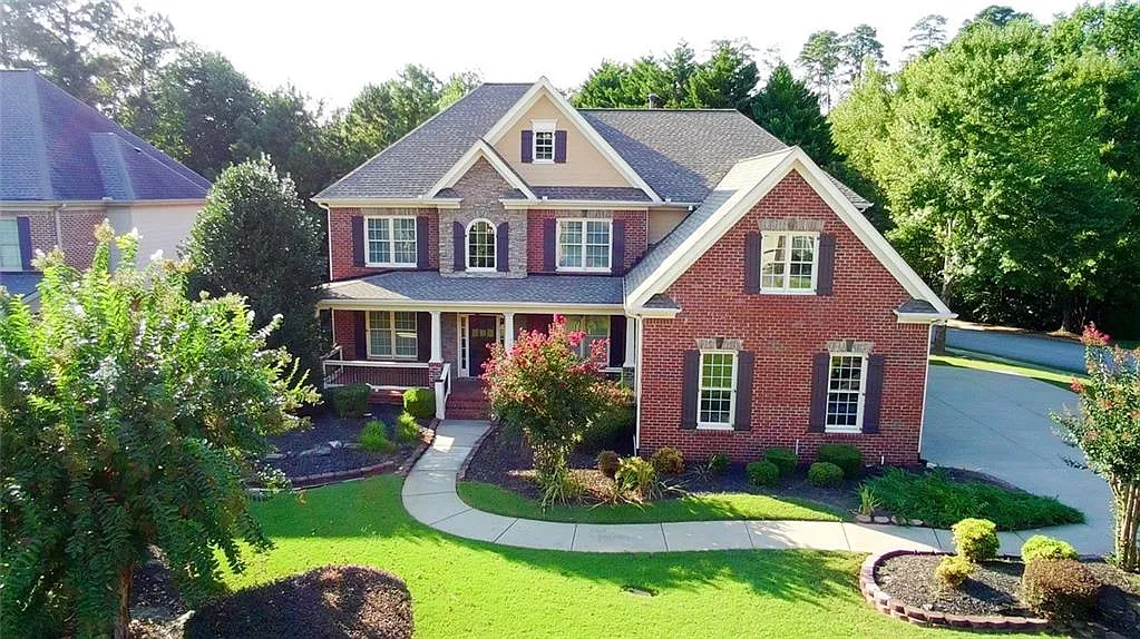 6 bed, 5.0 bath, 5585 sqft, $4,600 — Photo 1