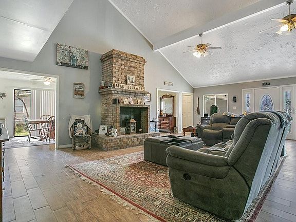 3rd image of 418 Glenn Rd