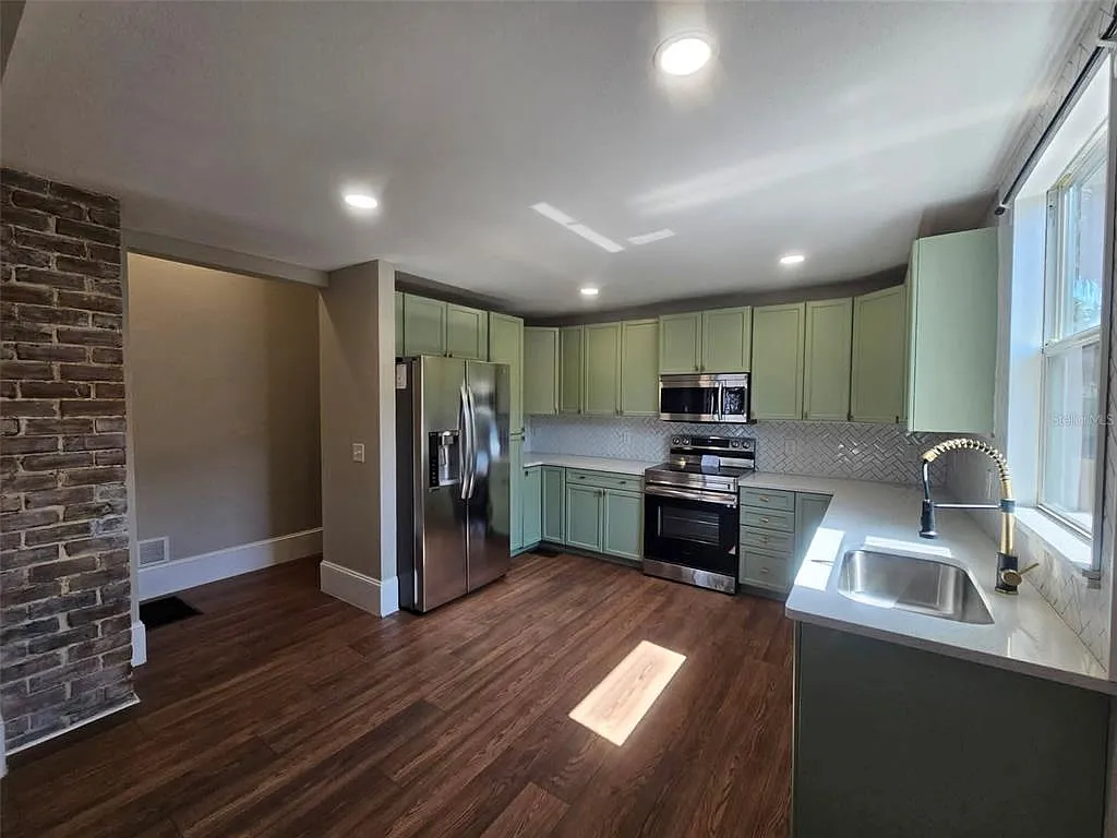 4 bed, 2.0 bath, 1412 sqft, $3,000 — Photo 2