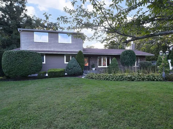 14 Marion St, Nesconset, NY 11767