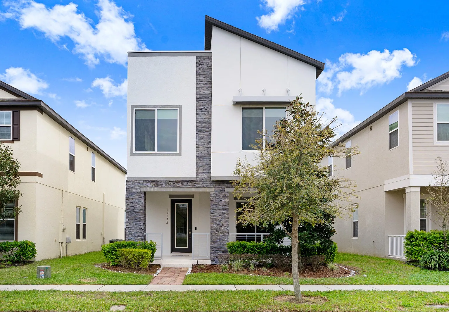 3 bed, 2.5 bath, 1880 sqft, $3,300 — Photo 1