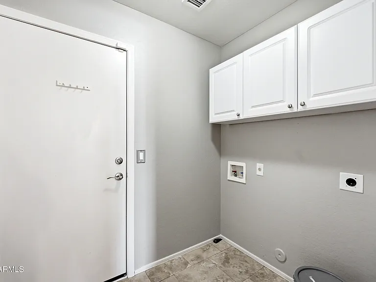 3289 E Waterman St — Photo 30