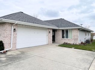 942 Ivanhoe Ln, Dyer, IN 46311